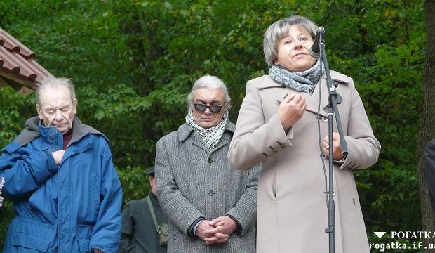 На церемонію урочистого освячення хреста прибули діти Головнокомандувача УПА &ndash; Юрій та Марія Шухевичі. | Фото: rog