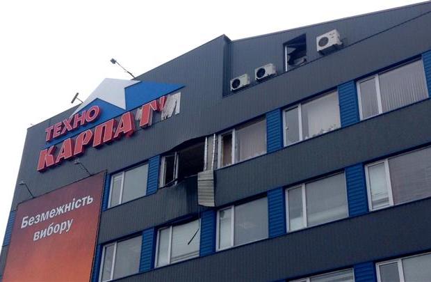 Снаряд влучив у стіну, але не розірвався | Фото: mukachevo.net