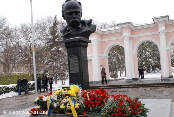 Підрозділи ППС оточили погруддя Тараса Шевченка у Сімферополі | Фото: voicecrimea.com.ua