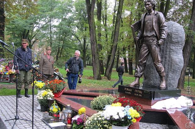  Біле простирадло зі скульптури знімали батьки Романа разом з двома його сестричками