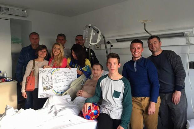 Українці в Іспанії не залишили його у цей день на самоті | Фото: Врятувати воїна Олега Івахнюка/Офіційна сторінка допомо