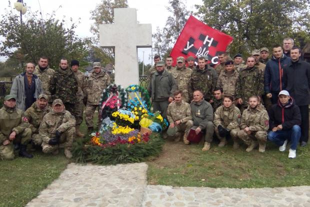 Учасники АТО з Калуша &mdash; на символічній могилі земляка Степана Бандери | Фото: Олександр Коваль