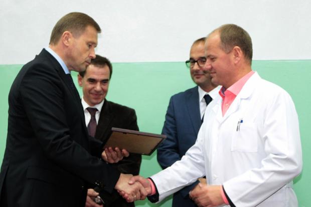 Голова облдержадміністрації у Верховинській ЦРЛ зустрівся з колективом закладу та вручив сертифікат на отримання УЗД-апа