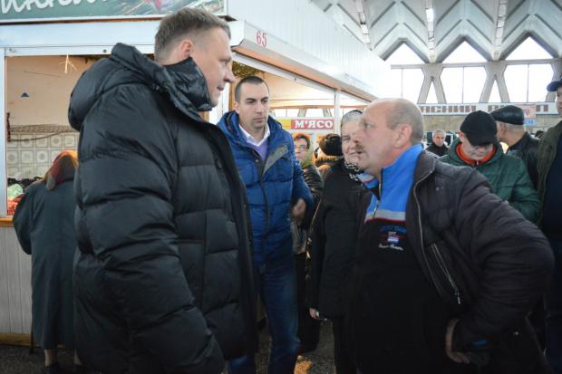 Народний обранець поспілкувався з продавцями та покупцями на ринку, вислухав різні проблеми, нарікання та прохання людей