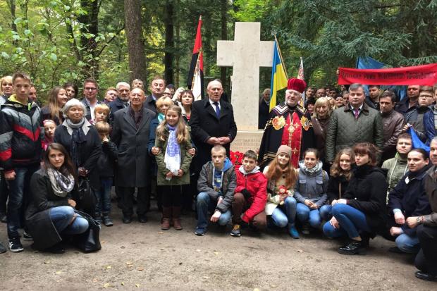 Попередній хрест з могили Провідника ОУН нині встановлений на символічній могилі Степана Бандери у  Старому Угринові | Ф