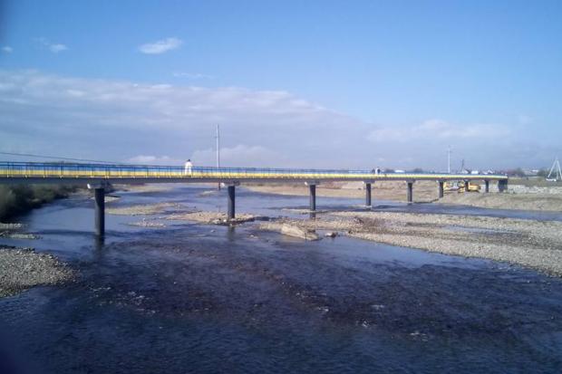 Пішохідний міст, яким можна дістатися з Калуша до села Підмихайля через річку Лімницю, уже готовий. | Фото: Сергій Гільф