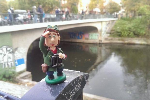 Розвідник УПА Павло "Орел" чекає на "інформатора" у Берліні | Фото: Теплі іграшки/Facebook