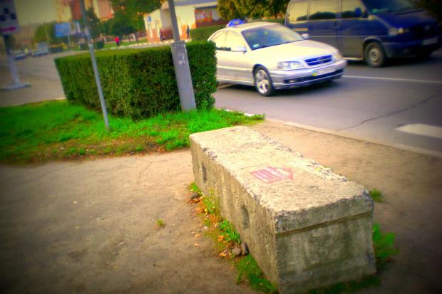 Тротуаром машини не їздять вже 7 років, а блок і далі там | Фото: НЕ for МАТ Калуш/Facebook