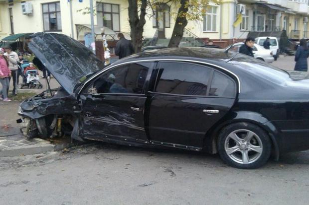 За даними ЗМІ, за кермом автівки був заступник військового комісара Івано-Франківської області Віктор Голодюк. | Фото: У