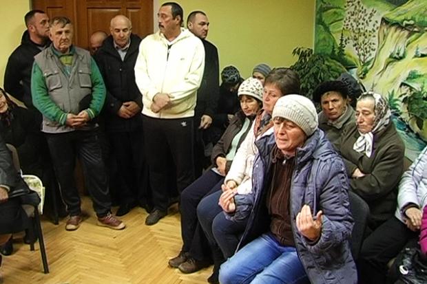 Батьки потерпілих вимагають негайно затримати підозрюваних у хуліганських вчинках. | Фото: ntktv.ua