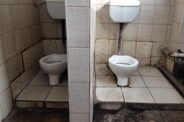 Так виглядає туалет у франківському ліцеї | Фото: Ростислав Шпук