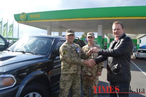 Окрім автомобіля, "морським котикам" передали також продукти харчування та пообіцяли, що на цьому допомога не 