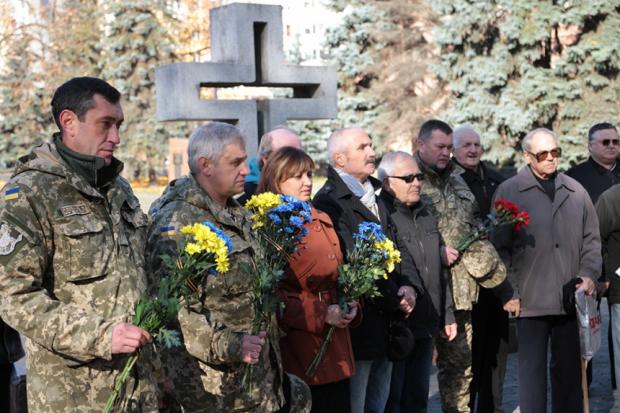 Пам&rsquo;ять воїнів присутні вшанували хвилиною скорботи. | Фото: прес-служба Івано-Франківської обласної державної адм