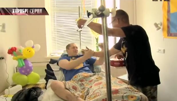 Друзі приїхали до Олега Івахнюка, аби привітати його з днем народження.