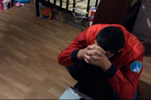 Один із медиків "шкидкої" постійно обіймав руками голову | Фото: Скрін з відео