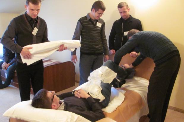 Волонтери навчилися замінювати натільну та постільну  білизну, що дуже важливо для якісного догляду за лежачими людьми