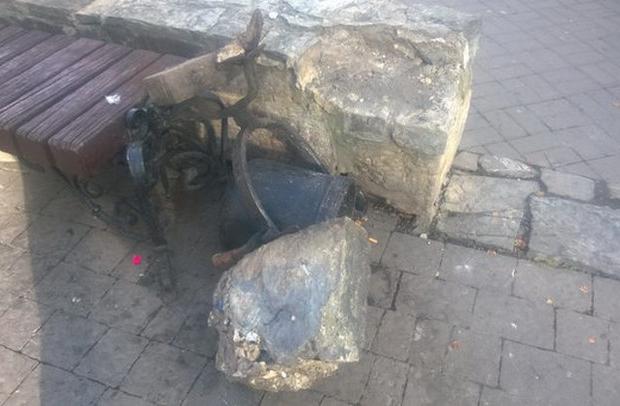 Здолати урну "допоміг" великий шматок каменю | Фото: styknews.info