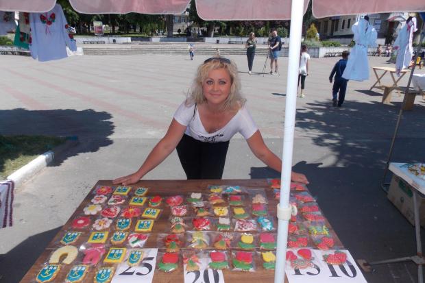 На День міста Аліна Грищишин пропонувала землякам смачні пряники з емблемою Калуша