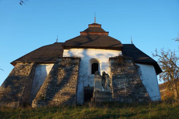  Ззовні храм у селі Чесники виглядає непогано, але всередині руйнується старовинний іконостас | Фото: Богдан Зятик