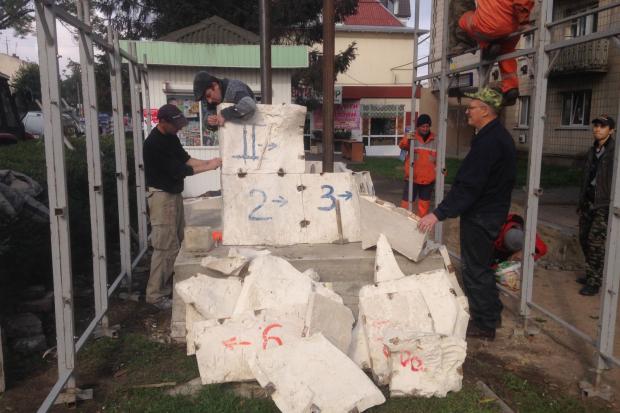 2 листопада у Снятині почали виконувати роботи по зніманню гіпсу для подальшого шліфування пам&rsquo;ятника | Фото: прес