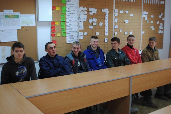  Дехто з хлопців на "Даноші" не вперше, тому вже трохи знайомі з підприємством | Фото: danosha.com.ua