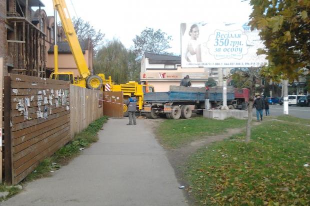 Тротуар у пішоходів "віджала" техніка | Фото: Калуський Формат/ВКонтакте