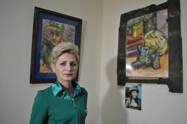 На кожній роботі мисткиня зобразила свої особисті речі або речі її чоловіка. | Фото: kurs.if.ua