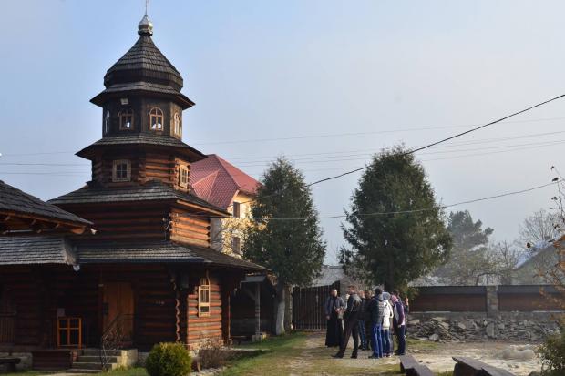 Хлопці мають заняття з психологом, священиком, ліплять з гончарем і малюють з художниками | Фото: Євген Гапич