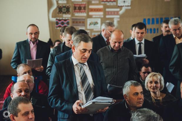 Депутати Долинської міської ради прийняли присягу, текст якої озвучив найстарший депутат скликання Ігор Жовнір | Фото: R