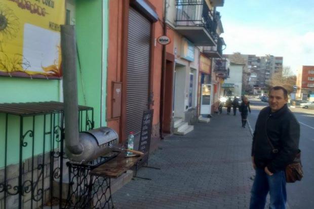 За процесом стежить власник бістро | Фото: vikna.if.ua