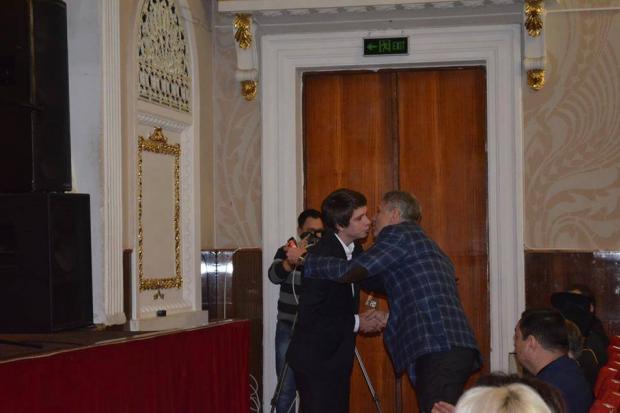 Ігор Насалик привітав сина, який став депутатом Калуської міської ради | Фото: gk-press.if.ua