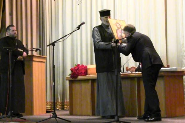 Міський голова Ігор Матвійчук отримав у подарунок ікону Спасителя | Фото: Скрін з відео