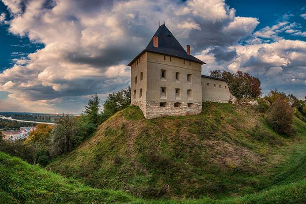 До наших днів від замку кінця XVI ст. дійшли руїни мурів 5-гранної наріжної (західної) башти на рівні 2-го ярусу і рештк