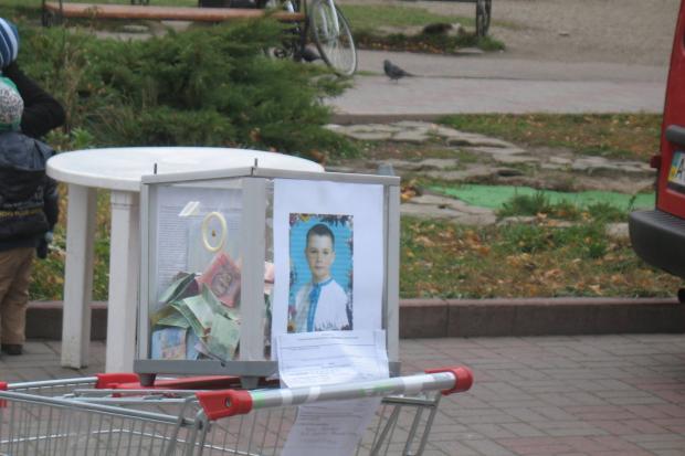 Небайдужі до чужої біди калушани кинули до скарбнички близько чотирьох тисяч гривень | Фото: Музичний марафон/Facebook