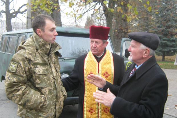 Солдатам було вручено 11 пар берців, які надійшли від діаспори українців у Вашингтоні | Фото: Людмила Стражник/Facebook