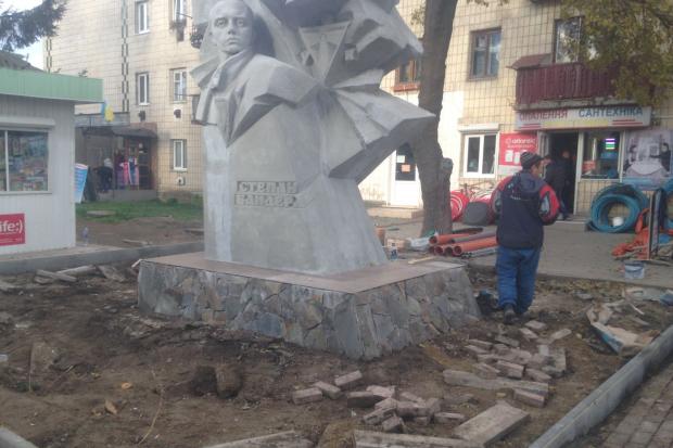 Пам'ятник вже завершений, тож взялися за благоустрій навколо нього | Фото: прес-служба Снятинської міської ради