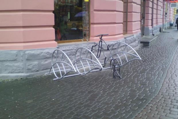Оригінальна велопарковочка з'явилася в Івано-Франківську | Фото: firtka.if.ua