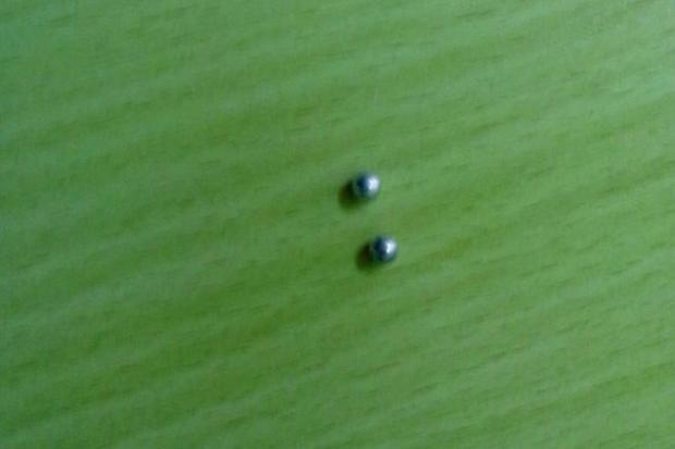 По вікнах школи, де навчаються учні молодших класів, стріляли з пневматичної зброї | Фото: Іван Ляхович