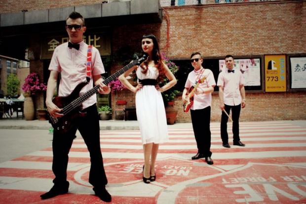 Для китайців музиканти виконували кавери, також, кажуть, вдавалося виконувати і свої англомовні пісні, які теж гарно спр