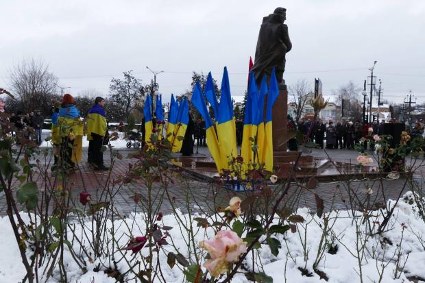 Усі віча та мітинги калуського Євромайдану, відправлення "майданівців" у Київ відбувалися біля пам'ятника