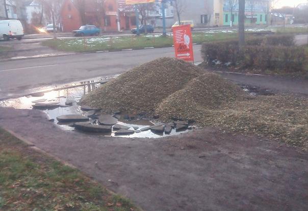 Яма утворилася на тротуарі поблизу кафе "Корсар". | Фото: Калуський формат/Вконтакті