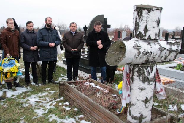 На могилі Заливахи, ділилися спогадами про художника, відзначали його громадянську позицію та патріотизм | Фото: прес-сл