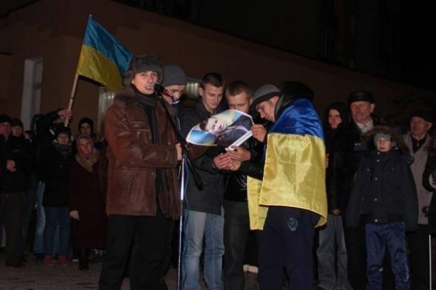 Молоді активісти спалили портрет Януковича, який загорівся не з першої спроби | Фото: з архіву "Вікон"