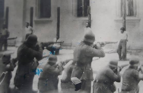 Фашисти привезли українців під будинок синагоги і зробили "показовий" суд. Перед стратою руки в&rsquo;язнів пр