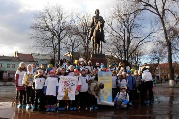 Учні роздавали перехожим інформаційно-просвітницькі буклети з питань попередження ВІЛ/СНІДу та популяризації здорового с