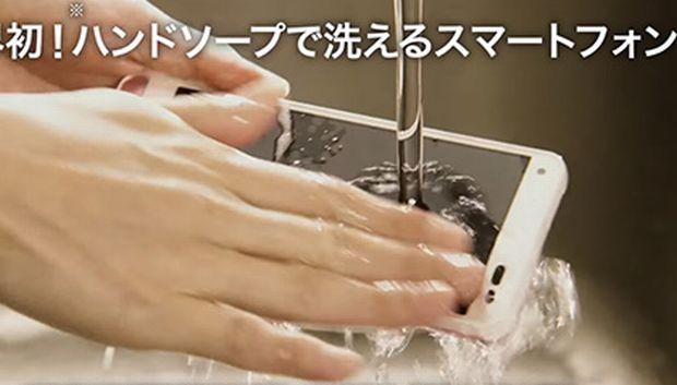 Сенсорний дисплей гаджета працює навіть в намочену стані | Фото: unian.ua