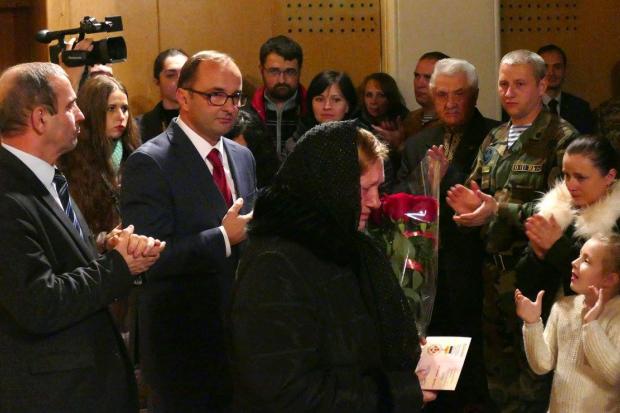 Нагороди за полеглих на війні прикарпатців отримували їхні матері | Фото: Юрій Рильчук