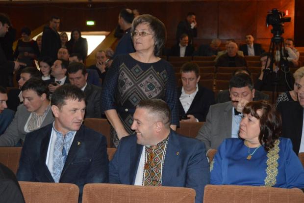 Наразі комісія зареєструвала всіх 84 депутатів, тож голова ОВК Віталій Юрчишин зачитав постанову про скликання першої се