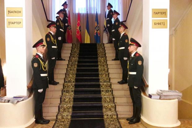 Менторським тоном охорона повідомила, що поки президент не пройде до зали, в хол нікого не пустять | Фото: Anna Senik/Fa