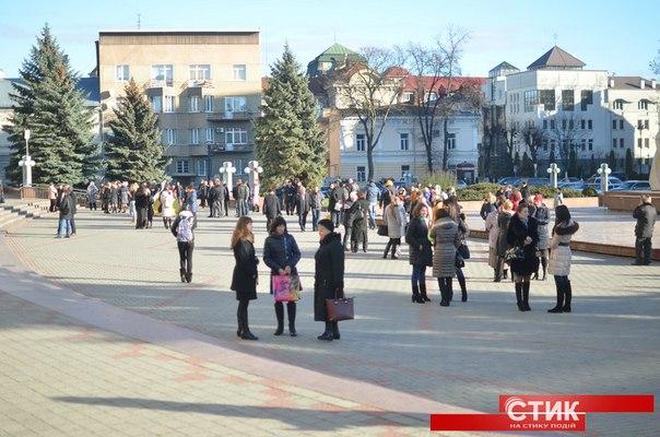 Правоохоронці перекрили входи та нікого не впускають у будівлю